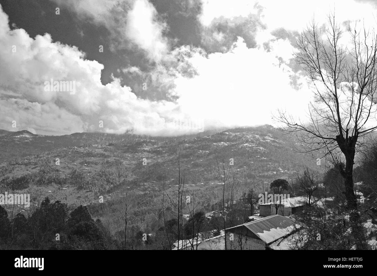 Birdseye Perspektivansicht des Gebirges mit Wolken (Schwarzweiß) Stockfoto