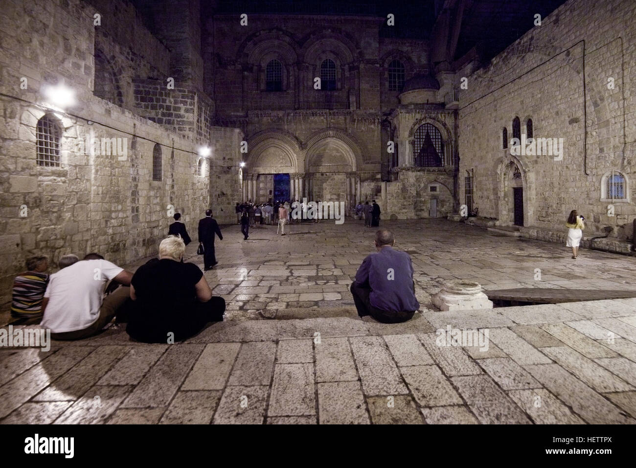 Jerusalem, Israel - 12. Juli 2014: Pilgrims Rest an der Haupt-Innenhof vor der Kirche des Heiligen Grabes in Jerusalem.     Alle Privilegien eines Stockfoto