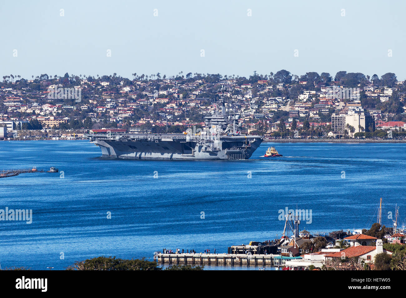 San Diego, USA. 19.. Dezember 2016. Der US-amerikanische Flugzeugträger USS Theodore Roosevelt fährt von der Bucht von San Diego ab Stockfoto