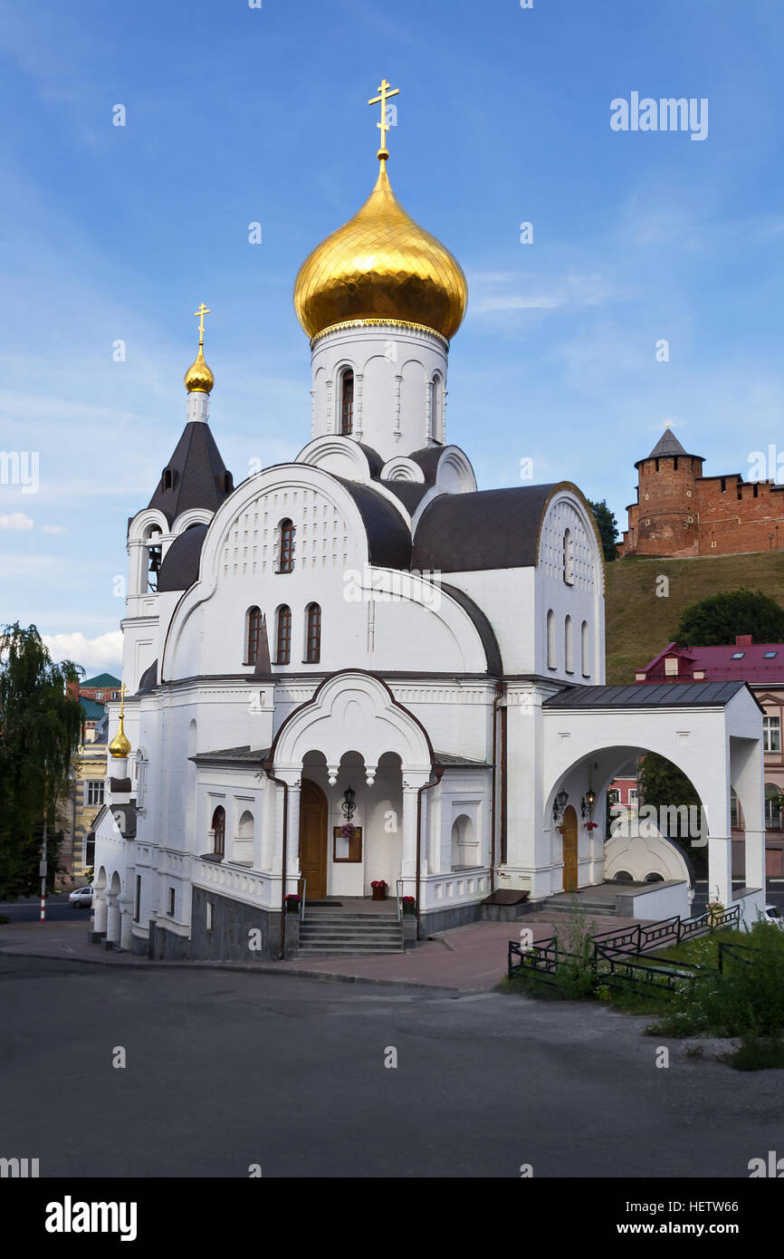Alte Kirche inmitten Kreml Türme in Nischni Nowgorod Stockfoto