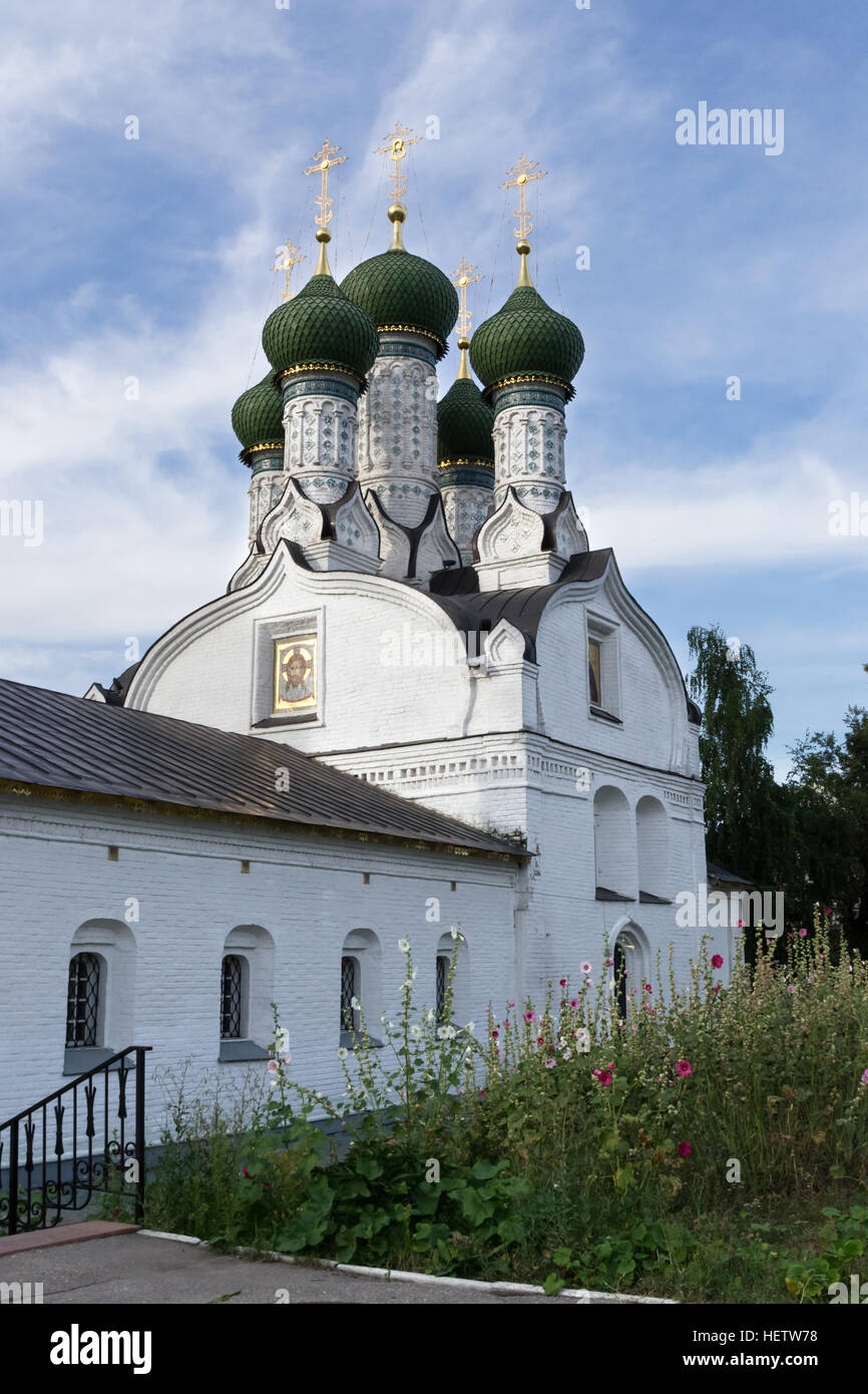 Die alte Kirche mit grünen Kuppeln auf blauen Himmelshintergrund in Nischni Nowgorod. Stockfoto