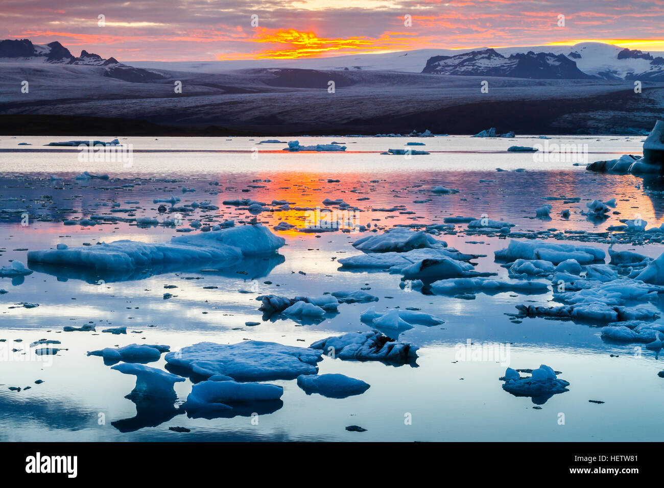Gletschersee bei Sonnenuntergang. Stockfoto