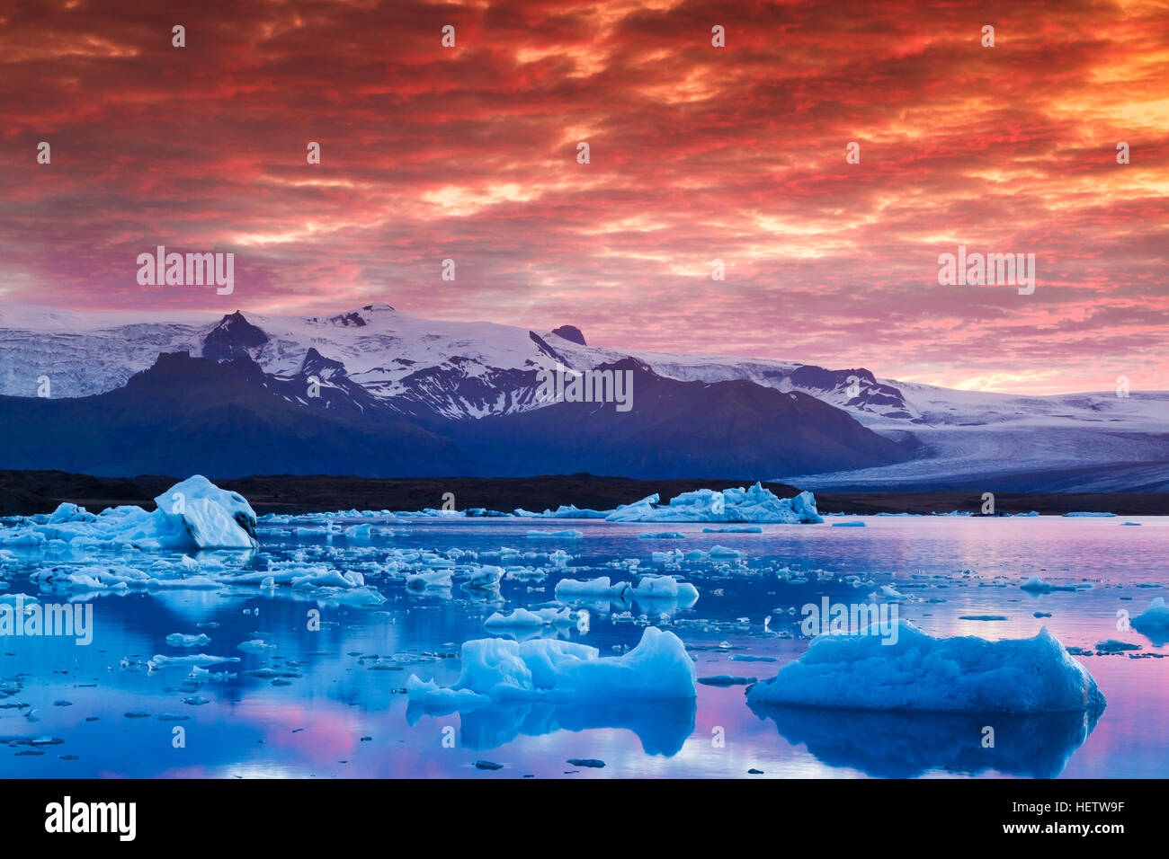 Gletschersee bei Sonnenuntergang. Stockfoto