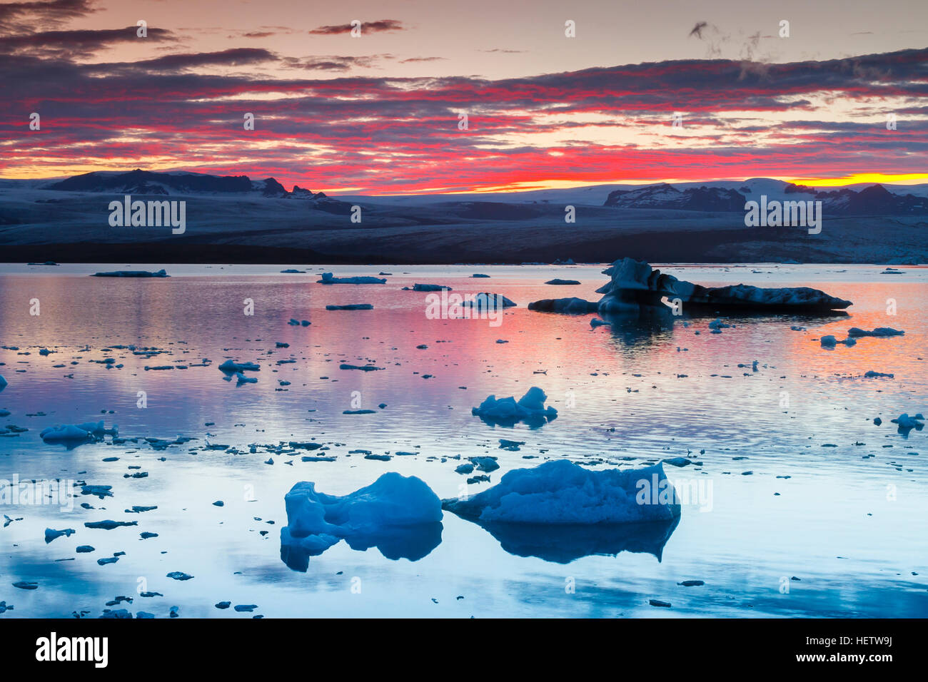 Gletschersee bei Sonnenuntergang. Stockfoto