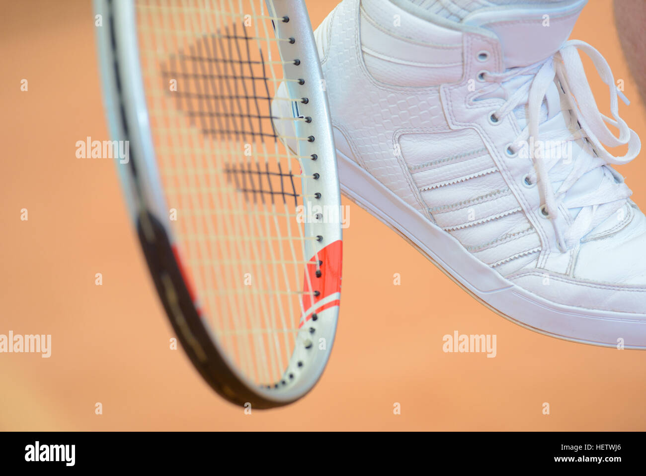 Tennisschläger und Schuh Stockfoto