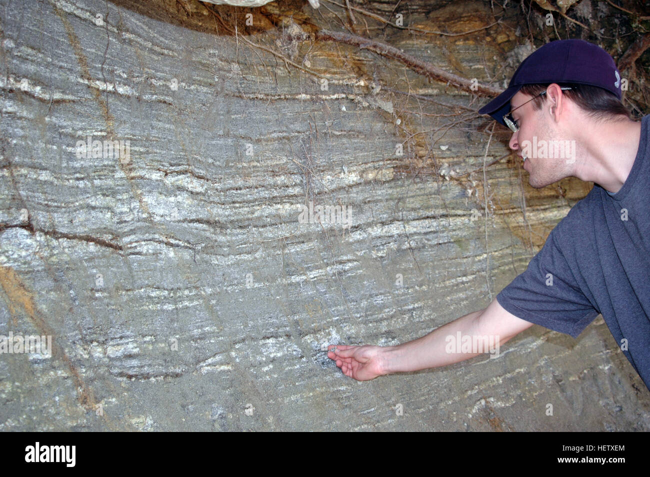 Geologe Prüfung eines Aufschlusses von Saprolite von Felsic Gneis in der Nähe von Whitewater Falls, North Carolina, USA Stockfoto
