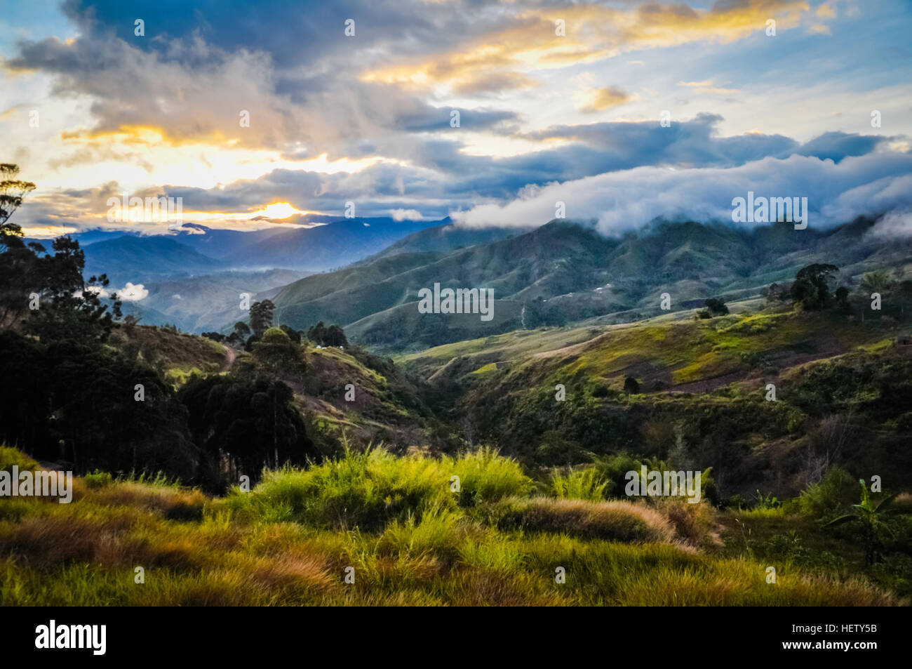 Foto von Bergen und Wäldern bei Sonnenaufgang in Kubor Bereich, Papua-Neu-Guinea. Dies ist sehr abgelegen sind, nur selten von Menschen besucht. Stockfoto