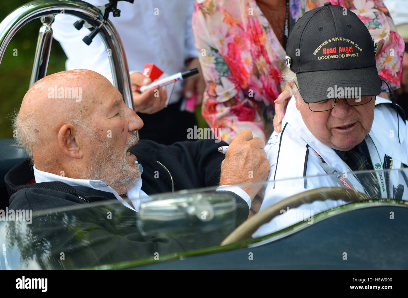 Stirling Moss beim Goodwood Festival of Speed 2016 am Steuer eines klassischen Mercedes, der die Overalls eines Marschalls signiert. VEREINIGTES KÖNIGREICH. Lüfter Stockfoto