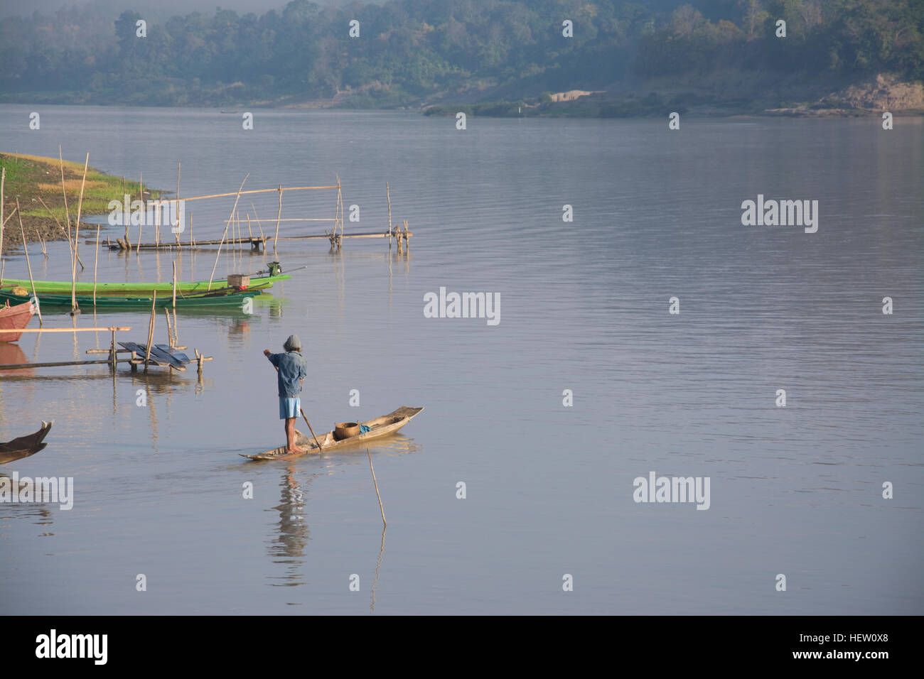 Asien, MYANMAR (BURMA), Sagaing Division, Chindwin Fluss, Boot, mit Fährmann im Fluss Stockfoto