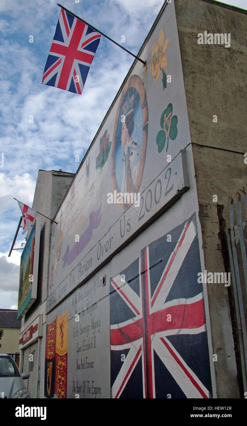 Shankill Road Mural - Long nach rein über uns, West Belfast, Nordirland, UKUnion Flaggen bei Stockfoto