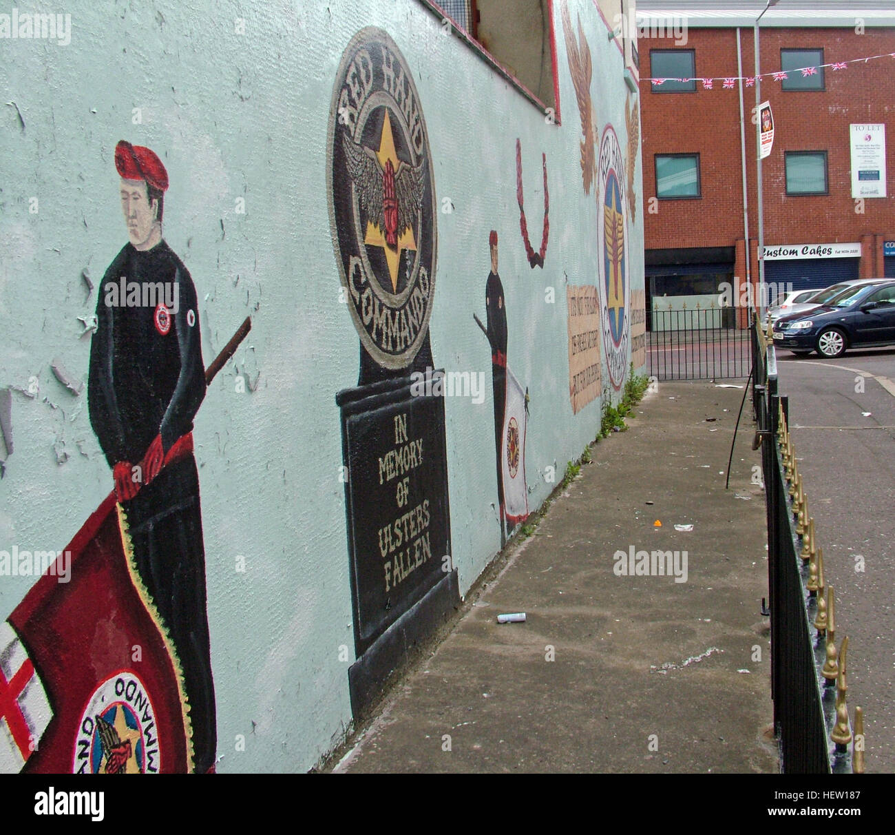 Shankill Road Wandbild - Red Hand Commando, Soldat & Flagge, West Belfast, Nordirland, Vereinigtes Königreich Stockfoto