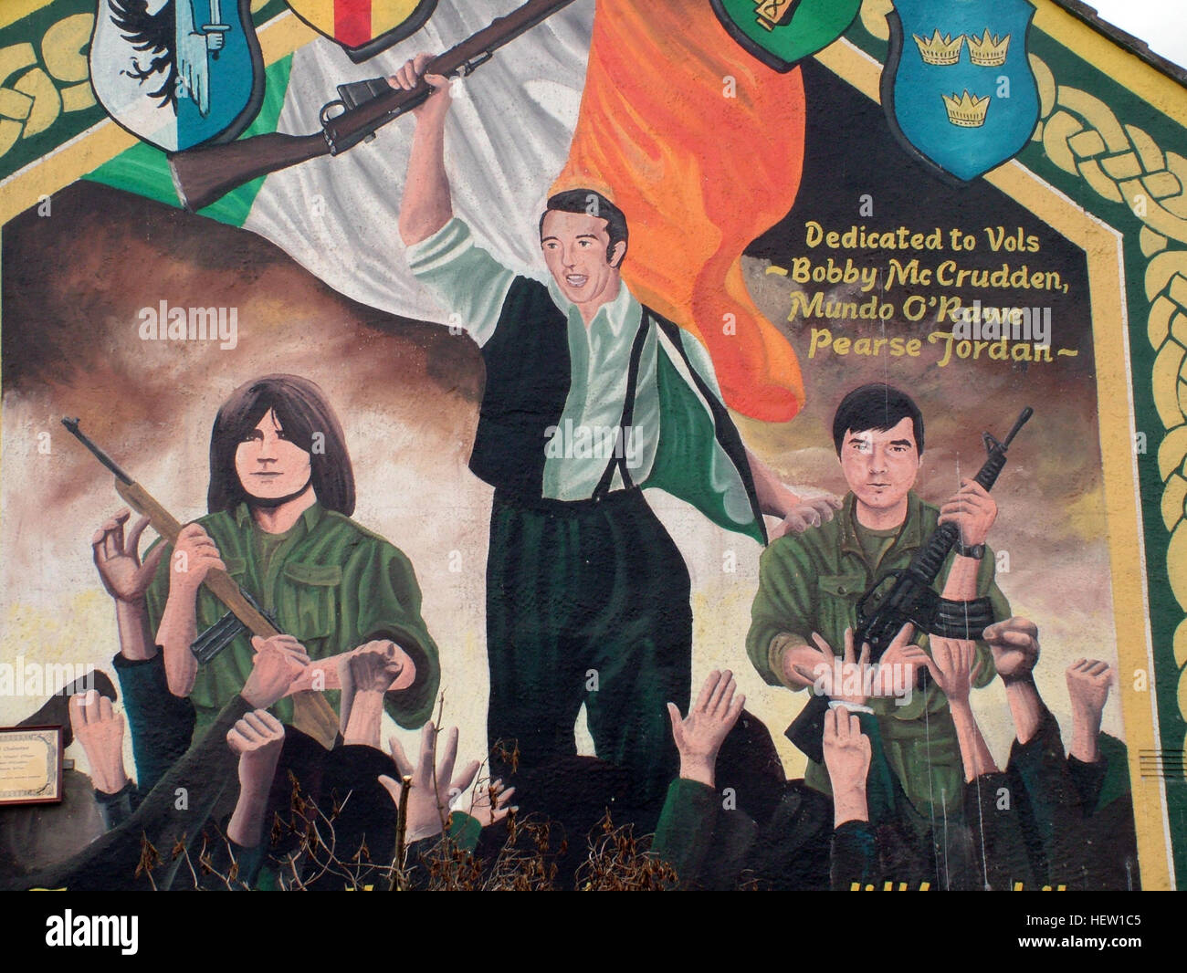 Belfast fällt Rd republikanischen Wandbild auf der Giebelseite. Bobby McCrudden, Mundo O-Rawe, Pearse Jordan gewidmet Stockfoto