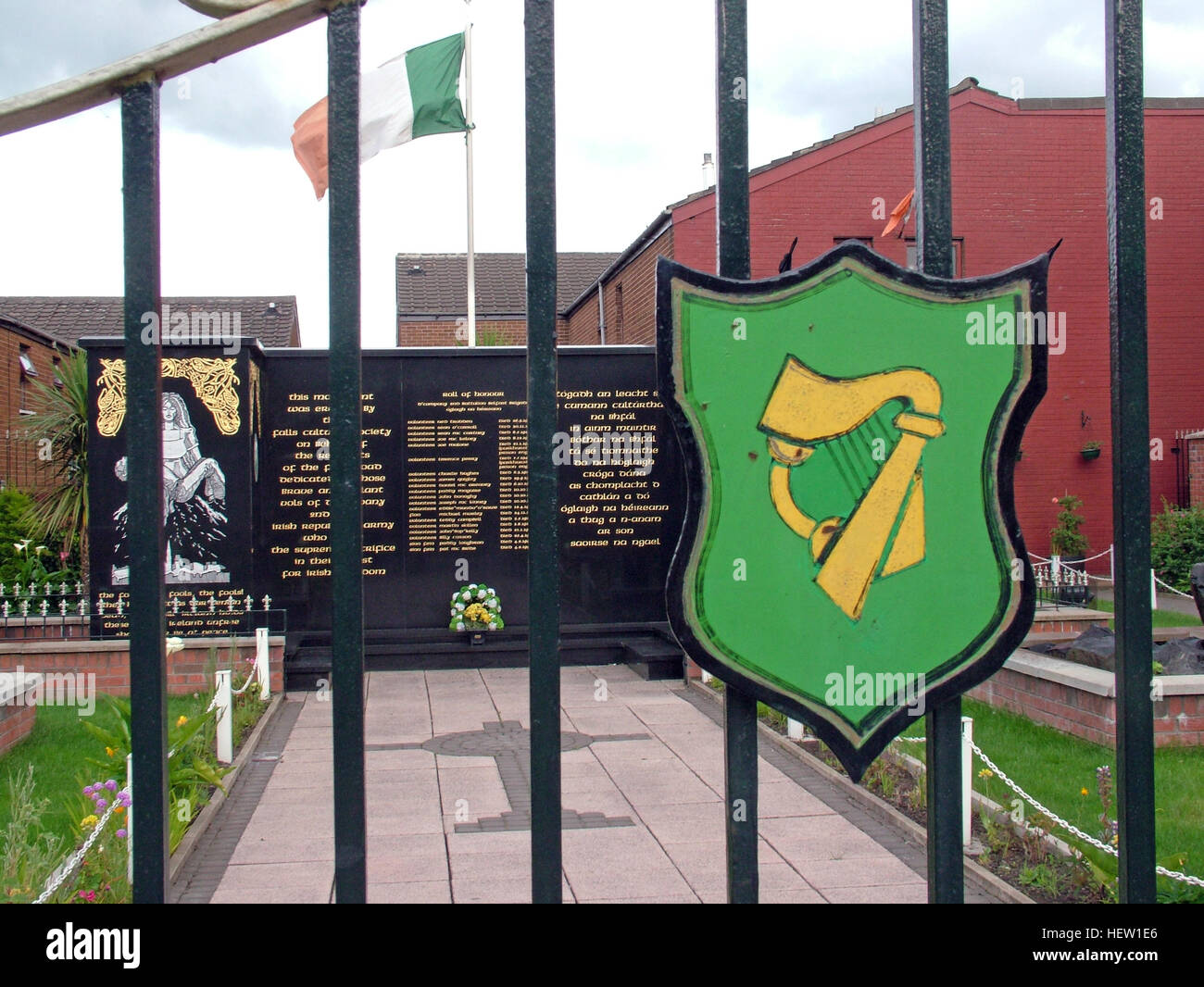 Belfast fällt Rd republikanischen Frieden Garten Tore, mit Eire Harfe symbol Stockfoto