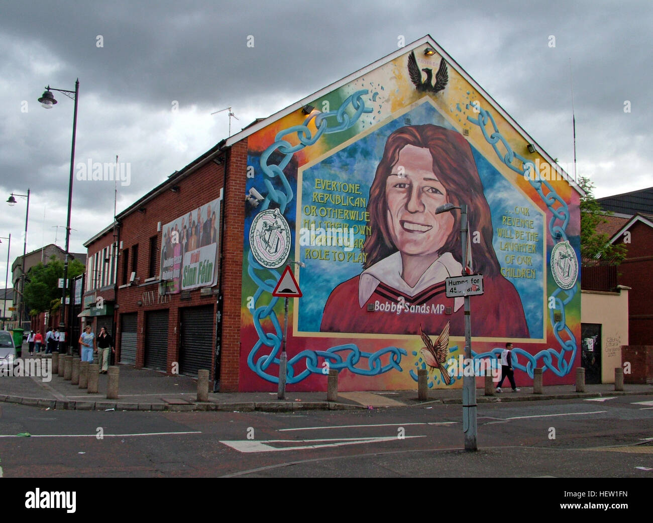Belfast Falls Rd republikanischen Wandbild - Bobby Sands MP & Sinn Féin Office - dunklen Himmel Stockfoto