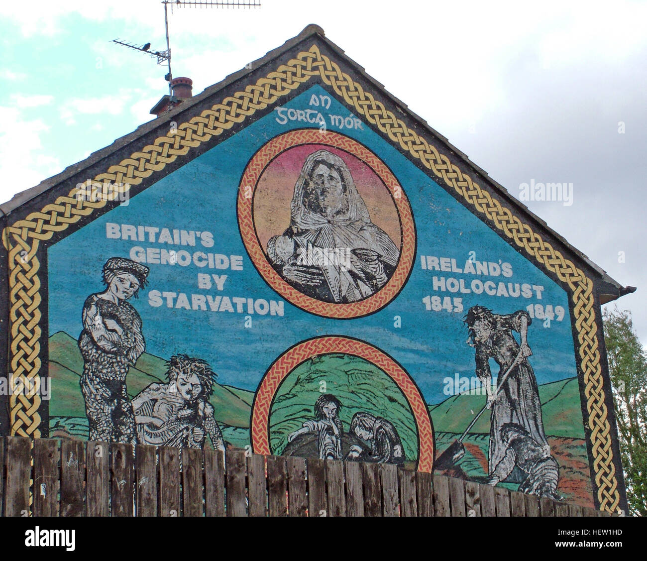 Belfast fällt Rd republikanischen Wandbild-Britains Völkermord durch Hunger, Irelands Holocaust auf Wohnsiedlung Giebelseite Stockfoto
