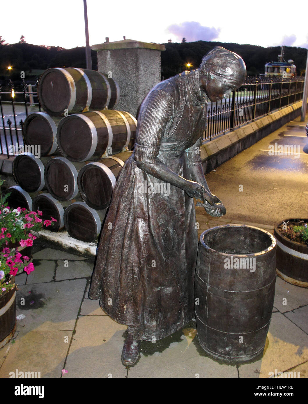 Stornoway Isle Of Lewis Hering Mädchen bin Hafen-Statue in der Abenddämmerung Stockfoto