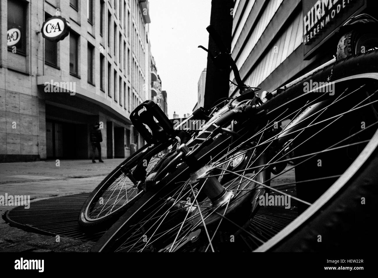 Fahrrad an einen Baum gelehnt Stockfoto