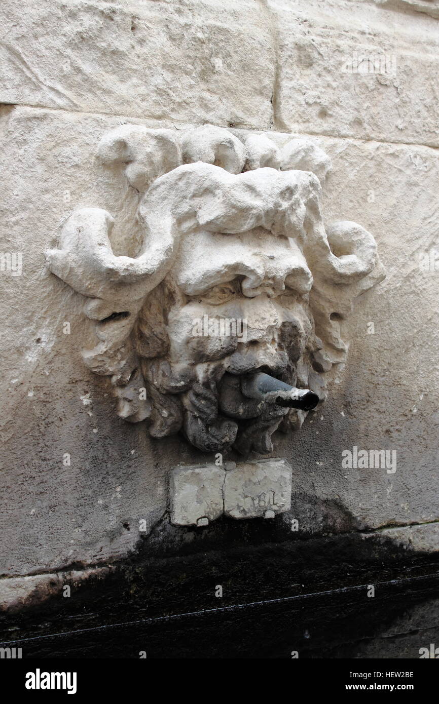 Renaissance-Brunnen mit einer Maske in Urbino, Italien Stockfoto