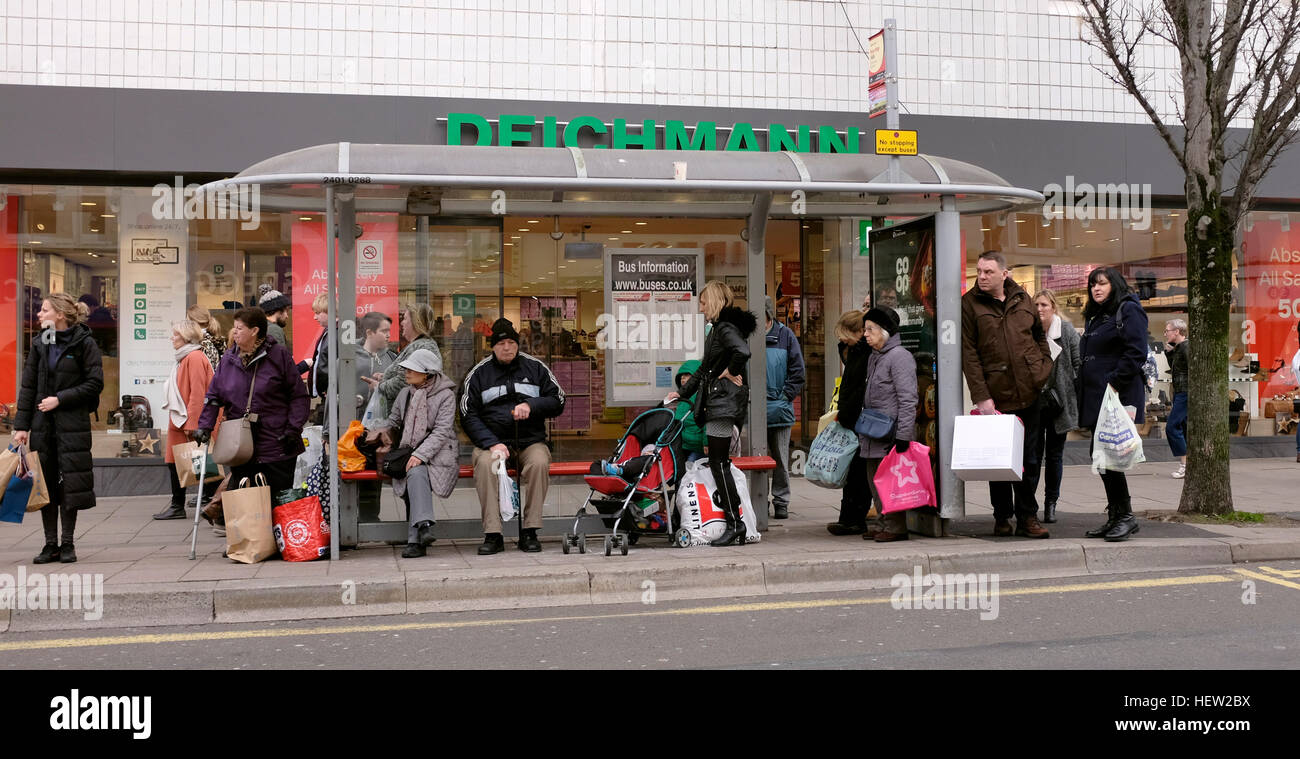 Menschen warten auf eine geschäftige Haltestelle in Brighton Western Road UK Stockfoto