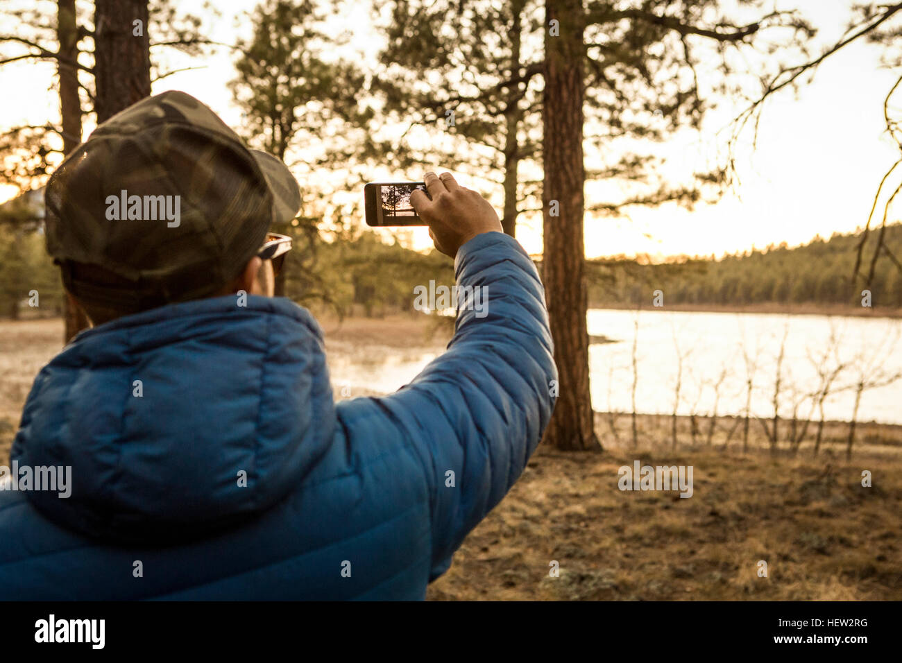 Menschen nehmen Foto des Sees mit smartphone Stockfoto