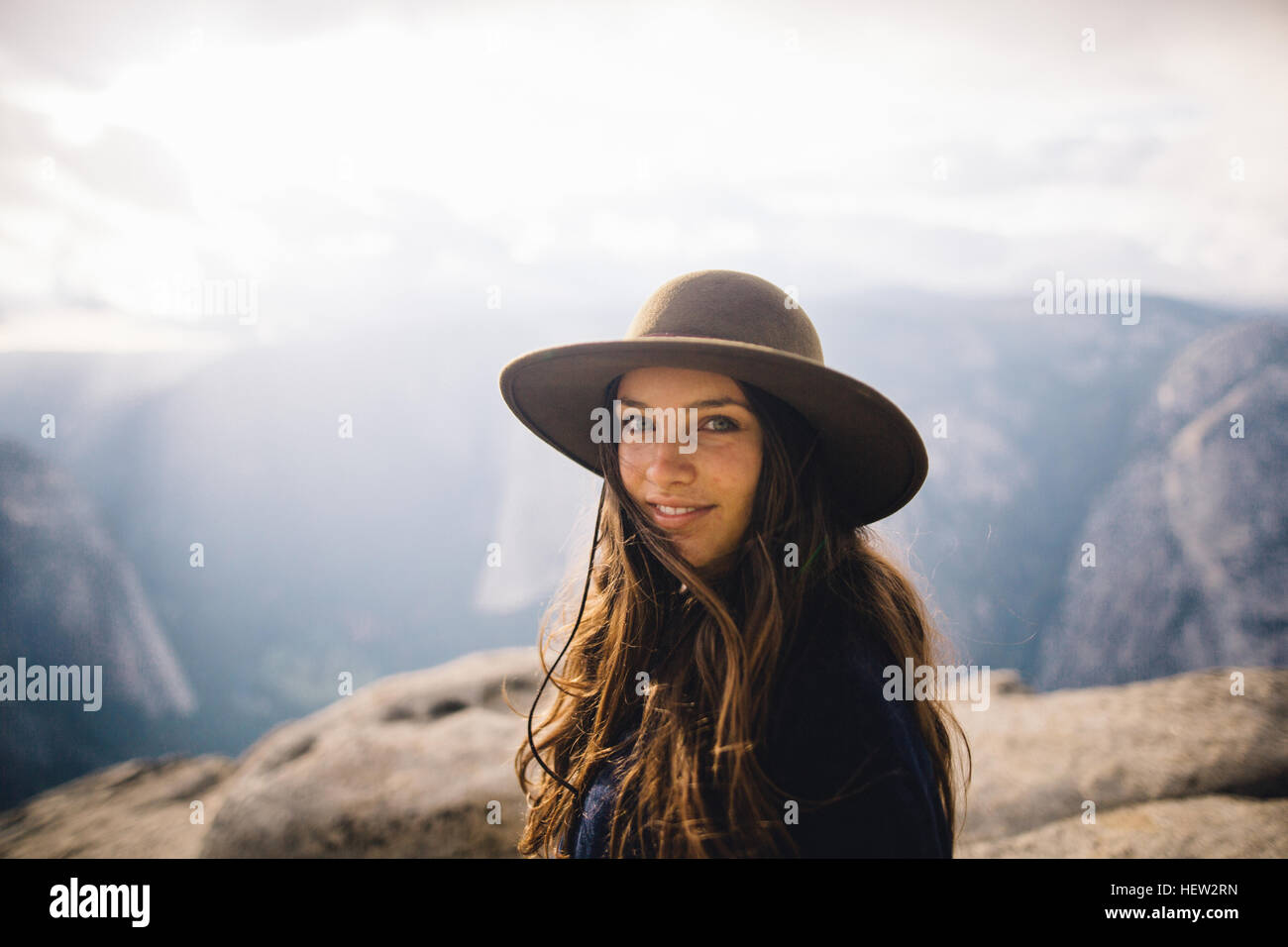 Porträt der jungen Frau am Gipfel des Berges, mit Blick auf Yosemite Nationalpark, Kalifornien, USA Stockfoto