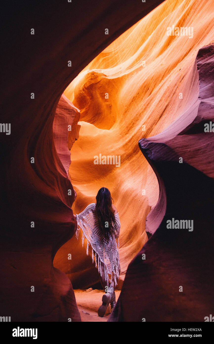 Frau betrachten Sonnenlicht in Höhle, Antelope Canyon, Page, Arizona, USA Stockfoto