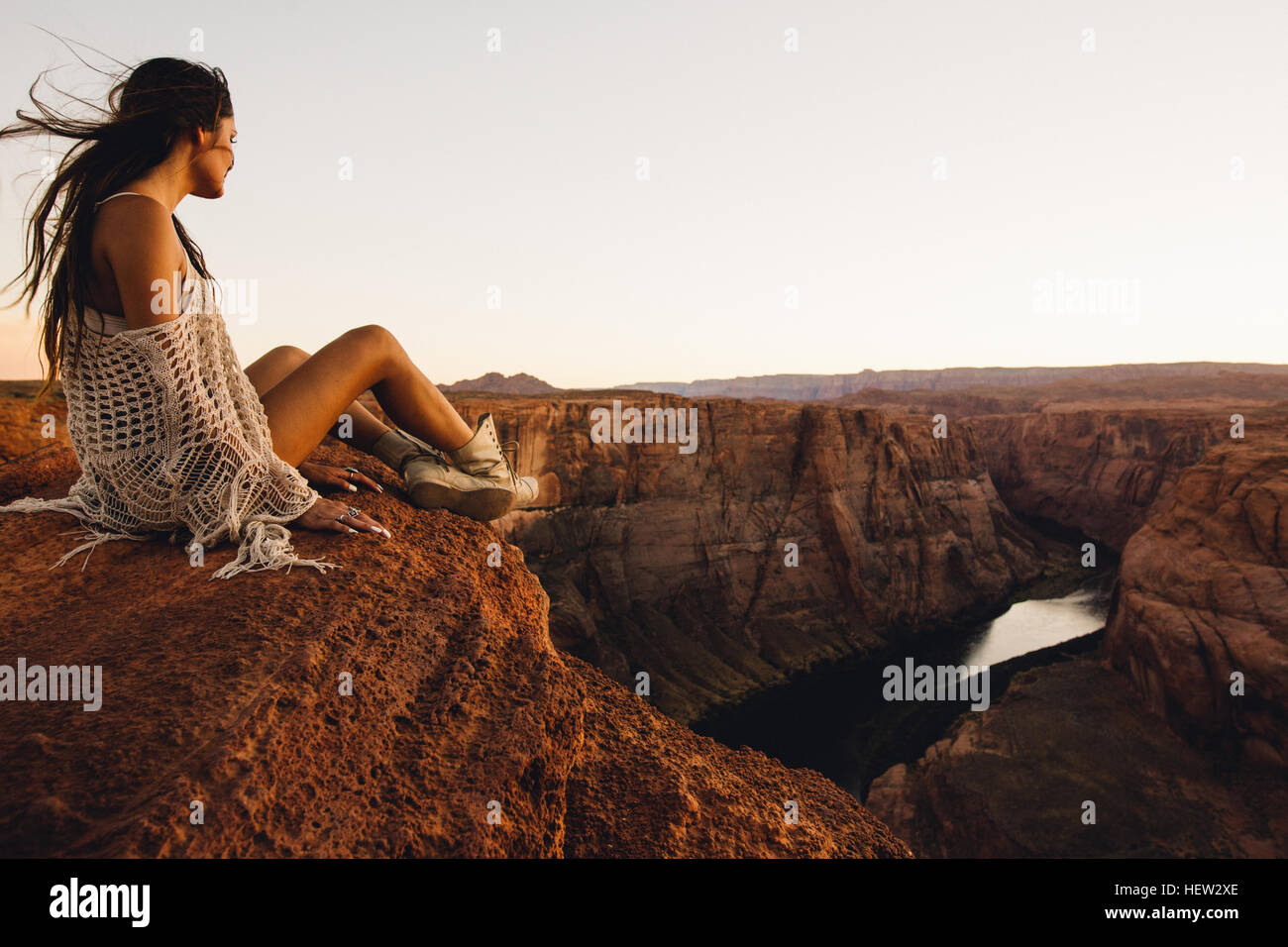 Frau, entspannen und genießen Aussicht, Horseshoe Bend, Page, Arizona, USA Stockfoto