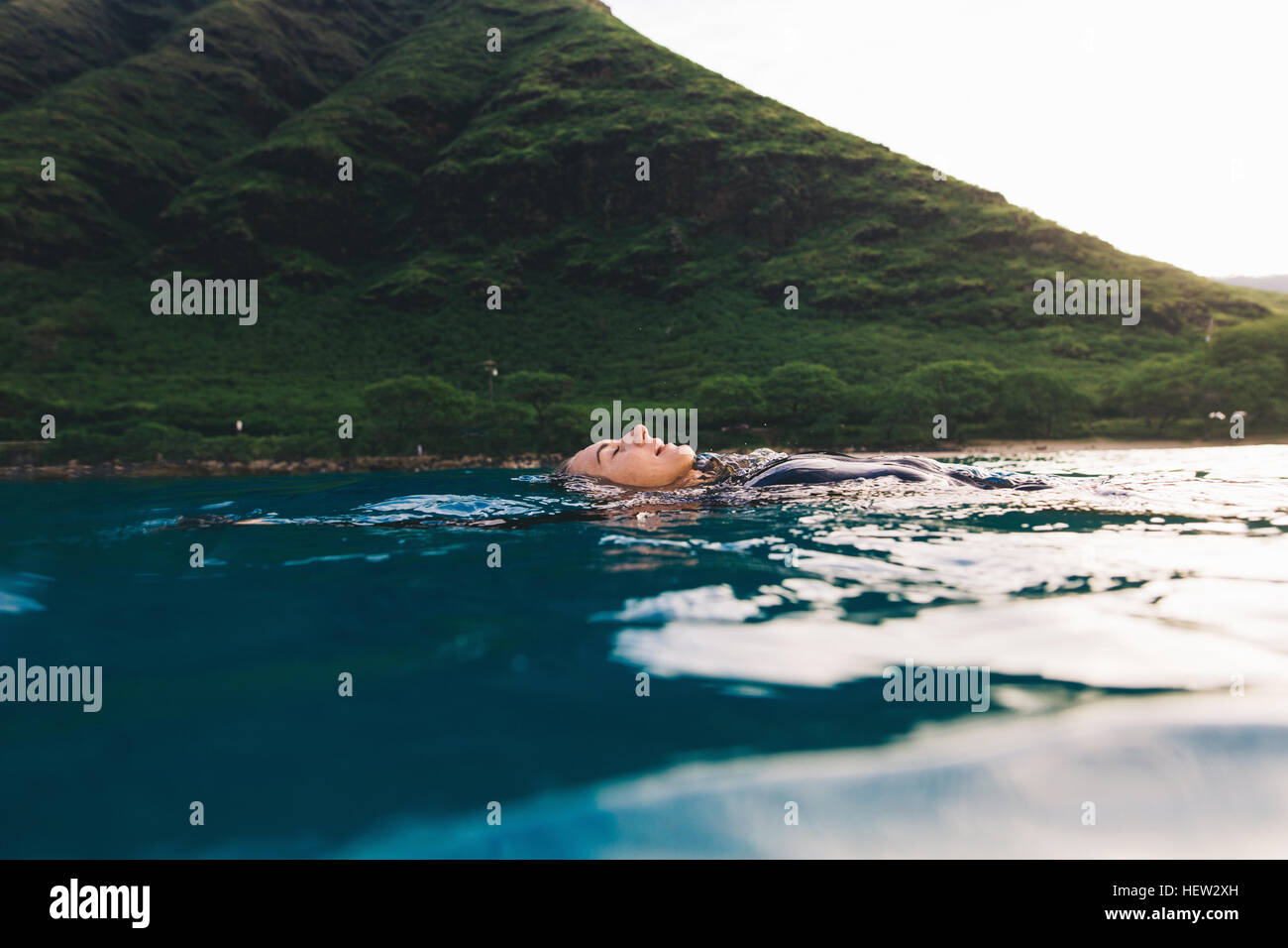 Schwimmer schwimmt auf der Oberfläche des Meeres Stockfoto