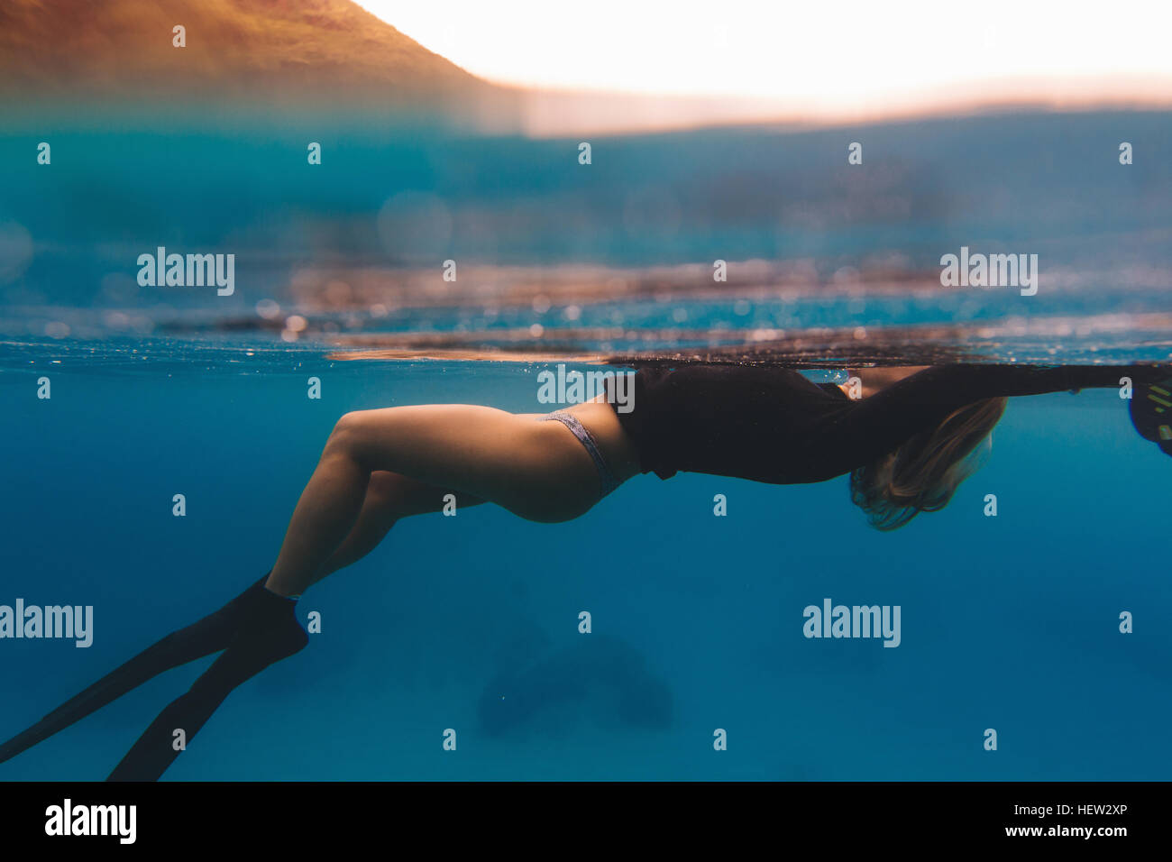 Frau frei-Tauchen im Meer Stockfoto