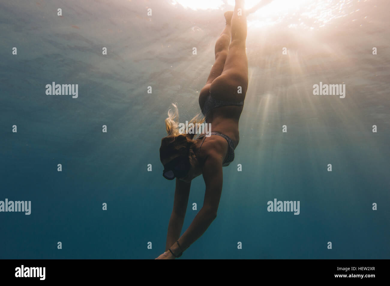 Frau frei-Tauchen im Meer Stockfoto