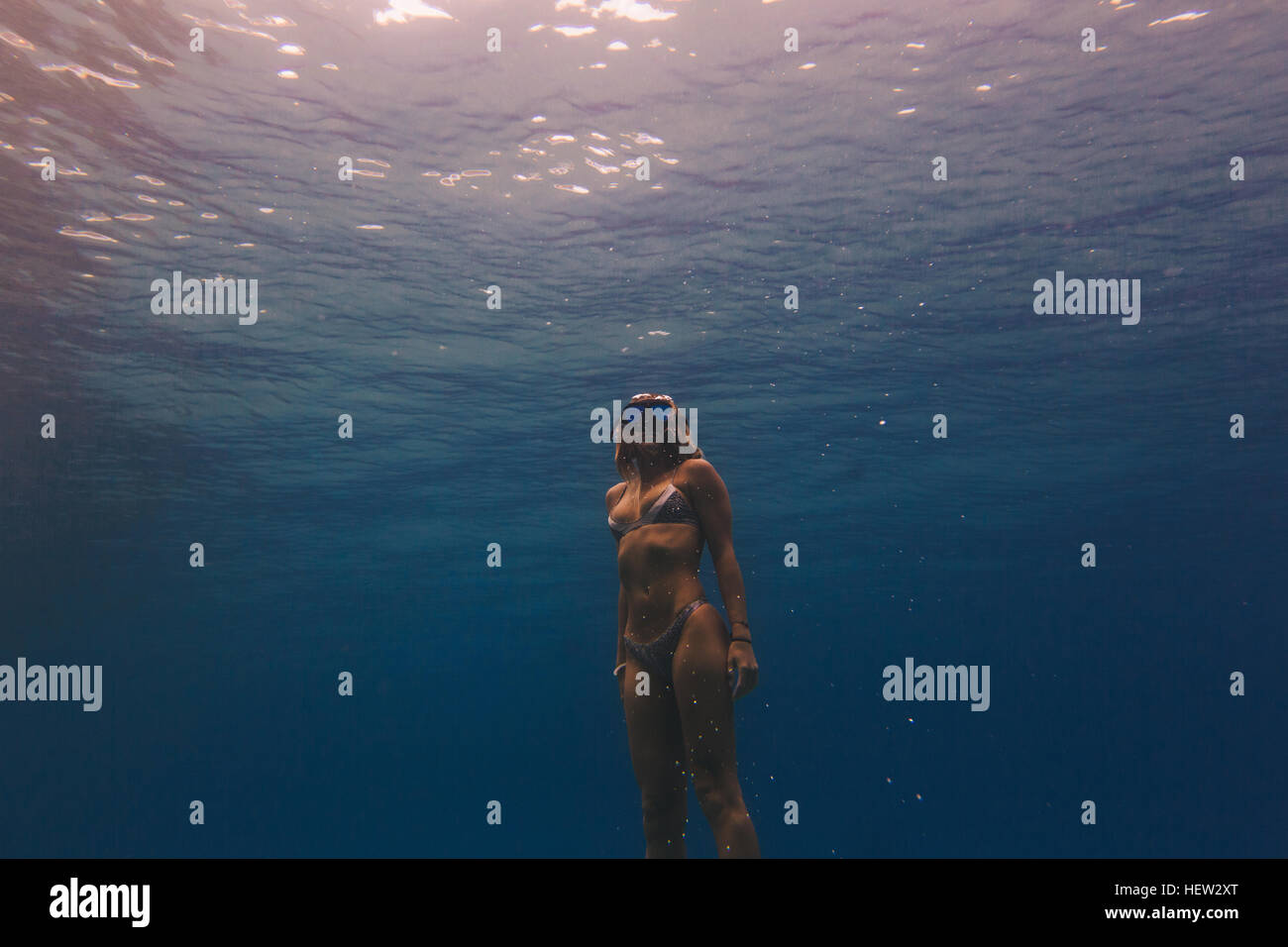 Frau frei-Tauchen im Meer Stockfoto