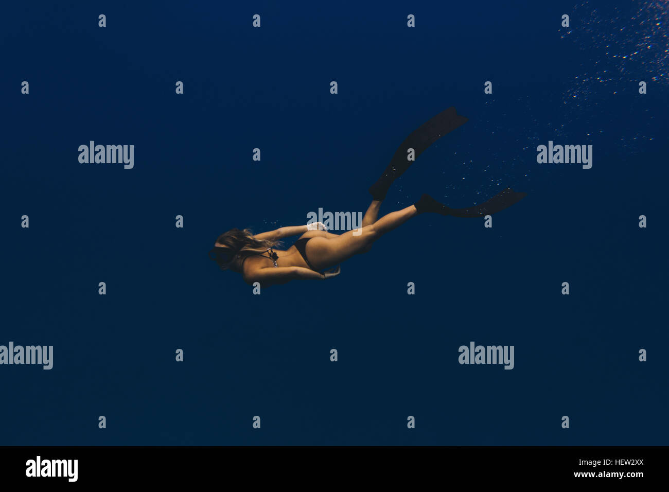 Frau frei-Tauchen im Meer Stockfoto