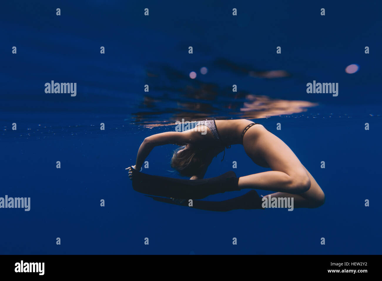 Gratis-Taucherin Akrobatik im Meer Stockfoto