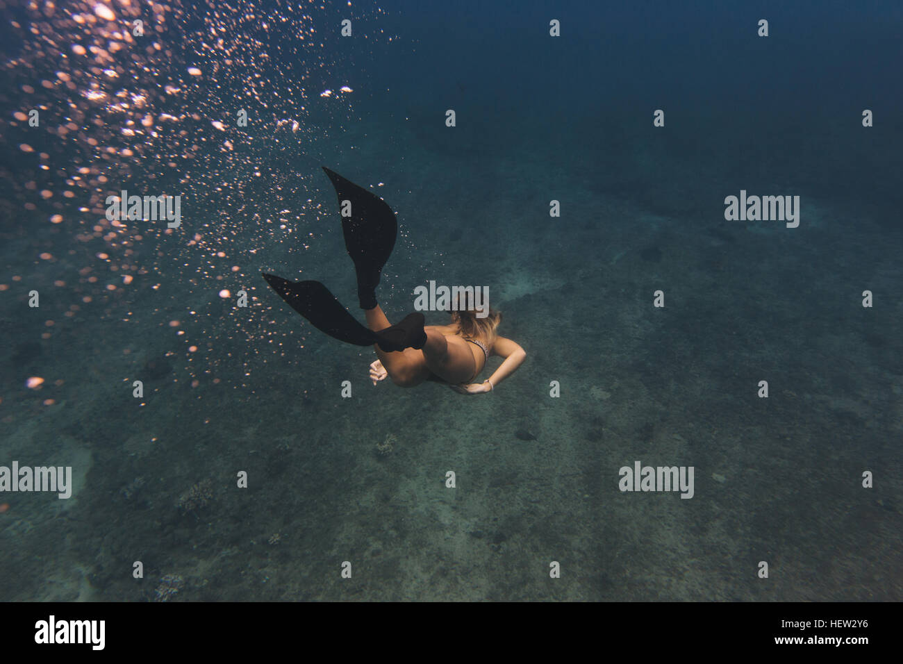 Frau frei-Tauchen im Meer Stockfoto