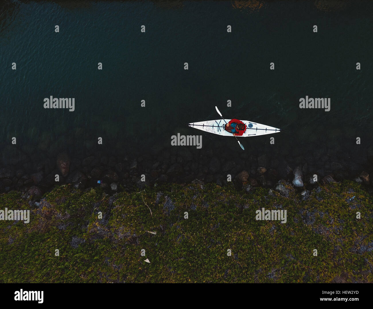 Mann, Kajakfahren im Meer, San Francisco, Kalifornien, USA Stockfoto