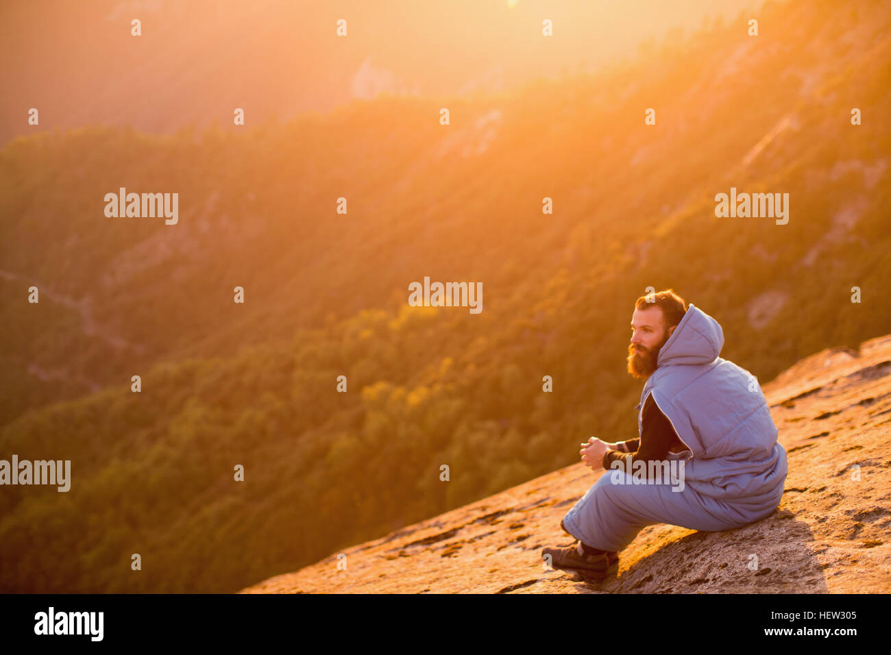 Mann im Schlafsack auf Moro Rock, Sequoia Nationalpark, Kalifornien, USA Stockfoto
