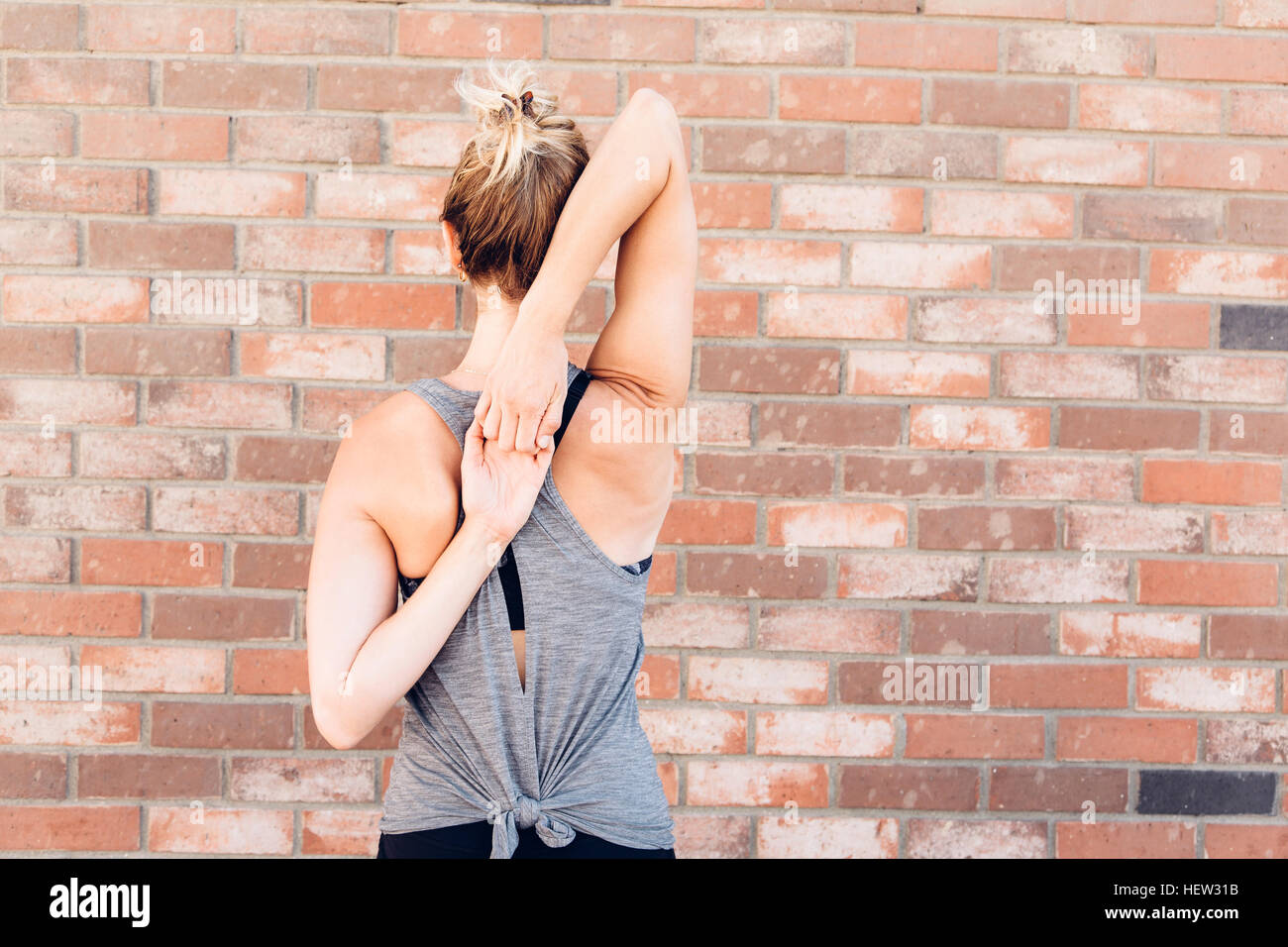 Rückansicht der Frau, Arme hinter wieder dehnen Stockfoto