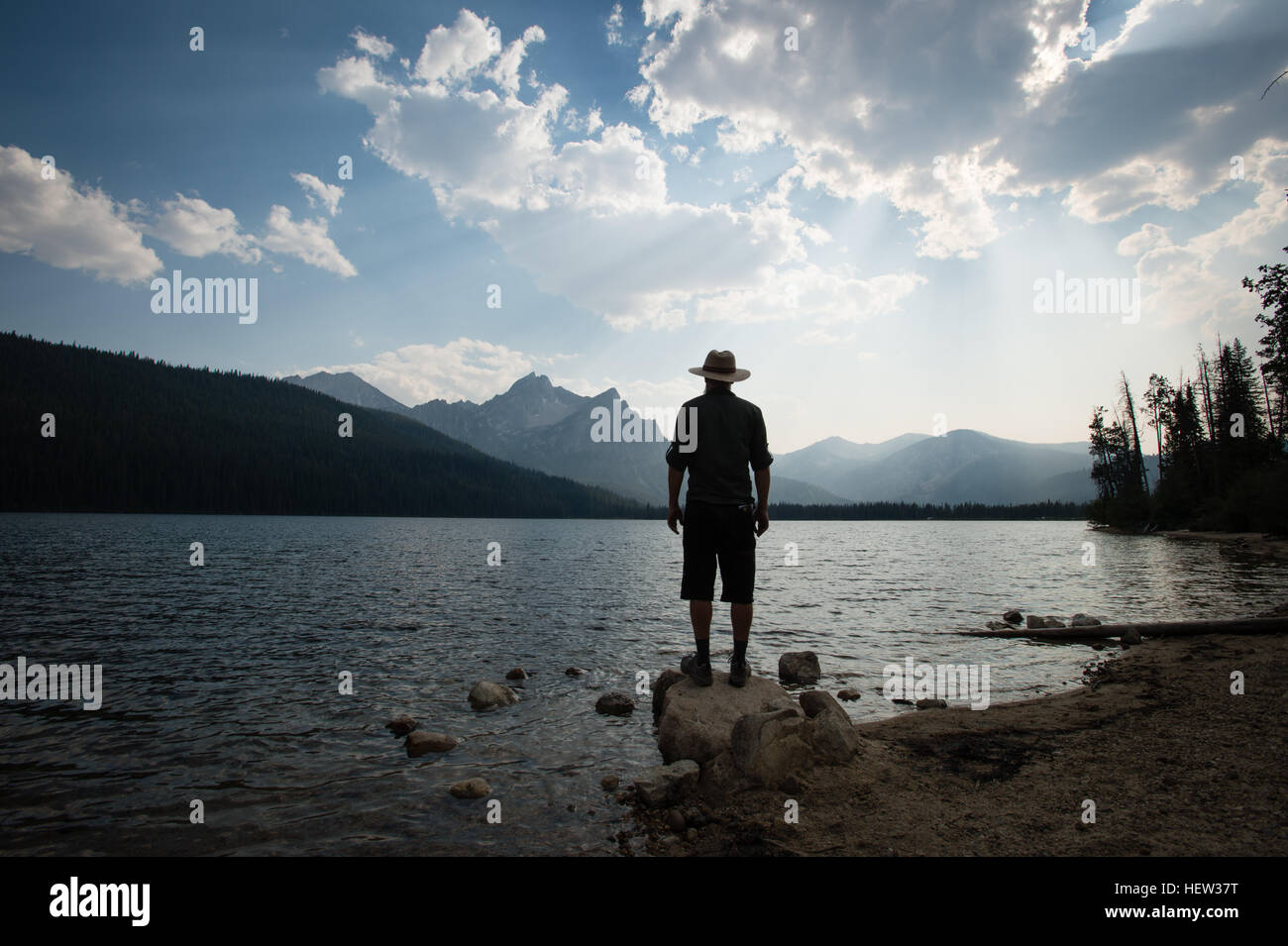 Rückansicht des Mannes betrachten über Stanley See, Idaho, USA Stockfoto