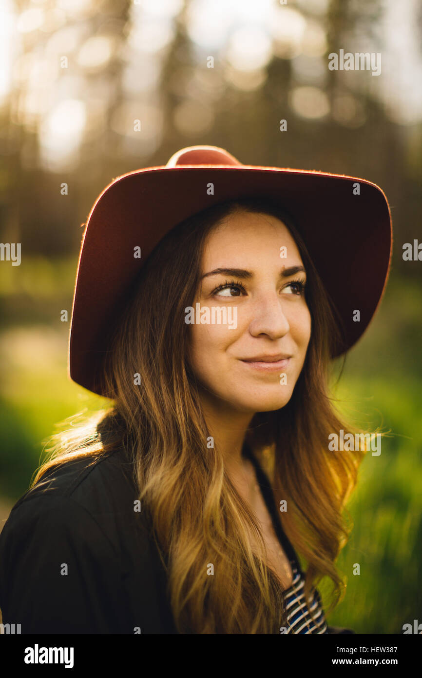 Porträt Frau mit Hut, wegsehen, Rocky Mountain Nationalpark, Colorado, USA Stockfoto