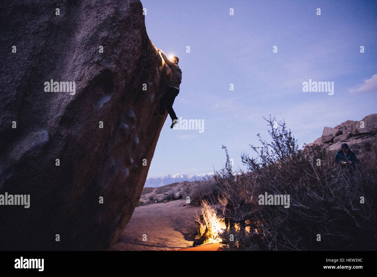 Freunde-Klettern in der Nacht, Buttermilch Felsbrocken, Bischof, Kalifornien, USA Stockfoto