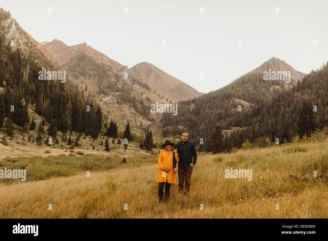 Porträt von paar steht in ländlicher Umgebung, Mineral King, Sequoia Nationalpark, Kalifornien, USA Stockfoto