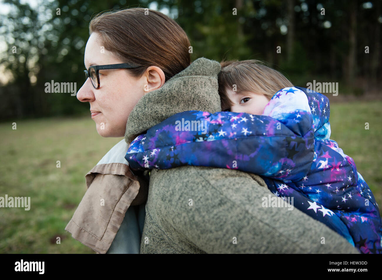 Mutter und Tochter Huckepack Stockfoto
