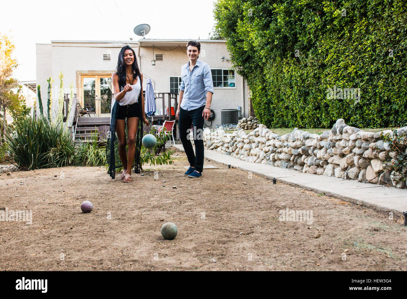 Junges Paar im Freien, spielen boule Stockfoto