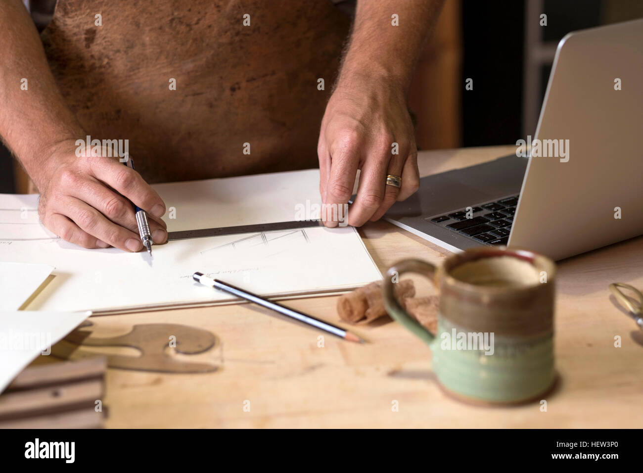 Tischler in seiner Werkstatt, Nahaufnahme der Handzeichnung Stockfoto