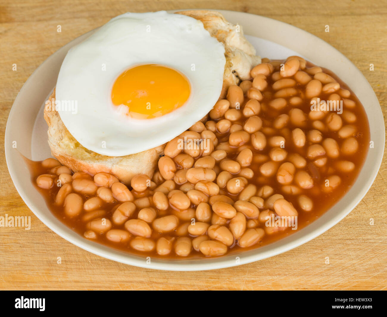 Frühstück von Spiegelei auf Toast mit gebackenen Bohnen Stockfoto