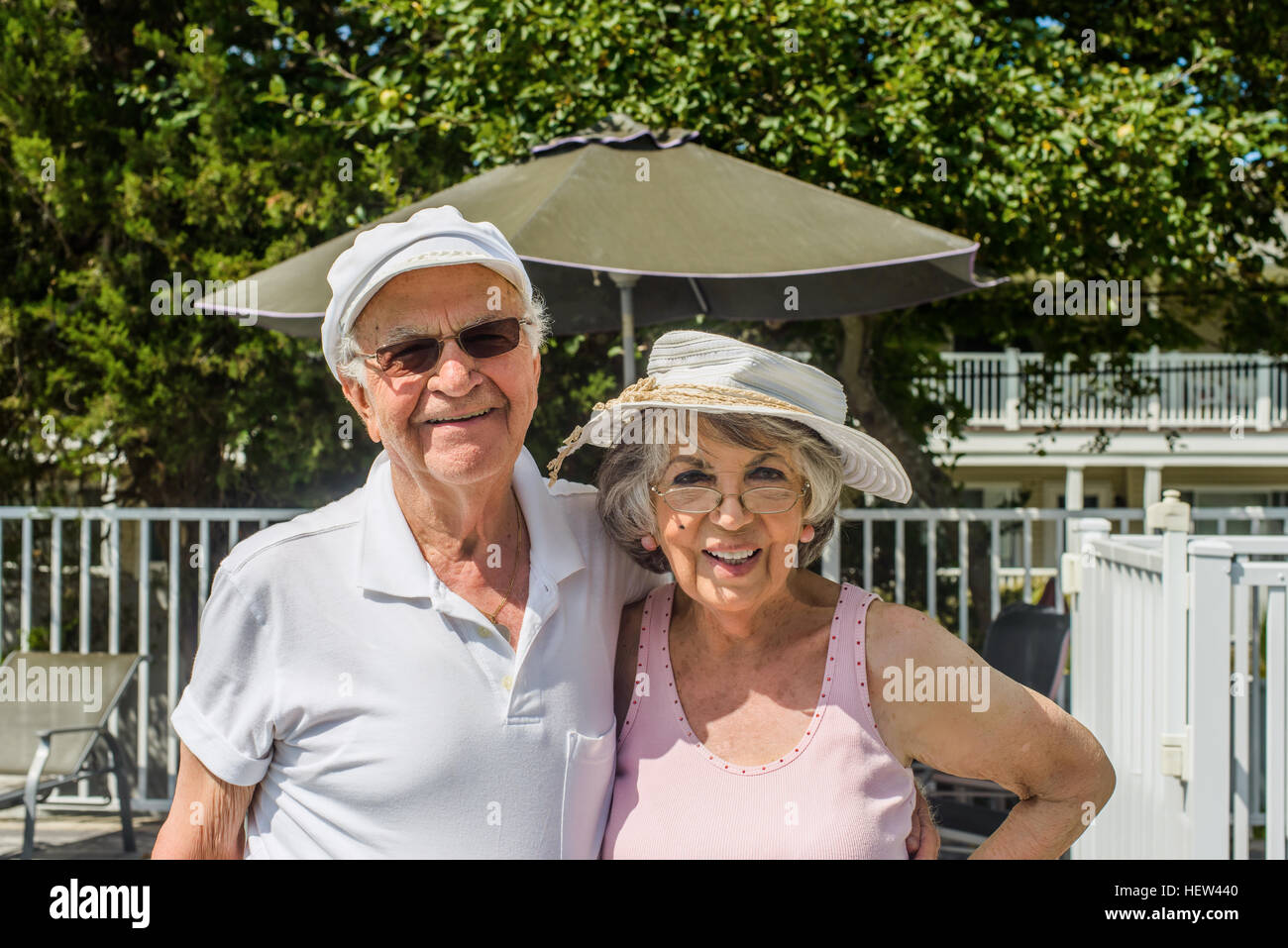 Gerne älteres Paar im Urlaub in der Sonne Stockfoto