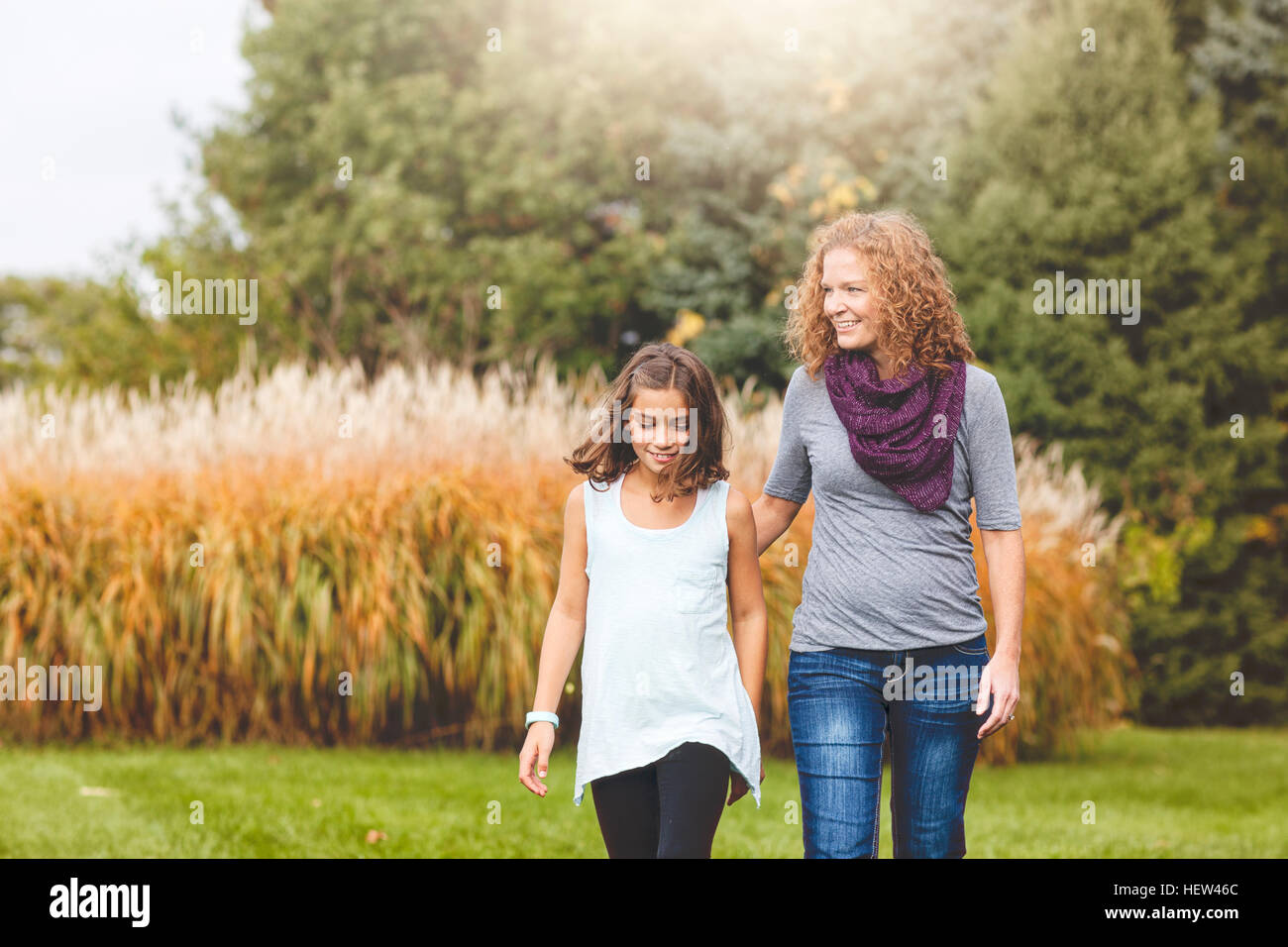 Tante und Nichte zusammen im Garten spazieren Stockfoto
