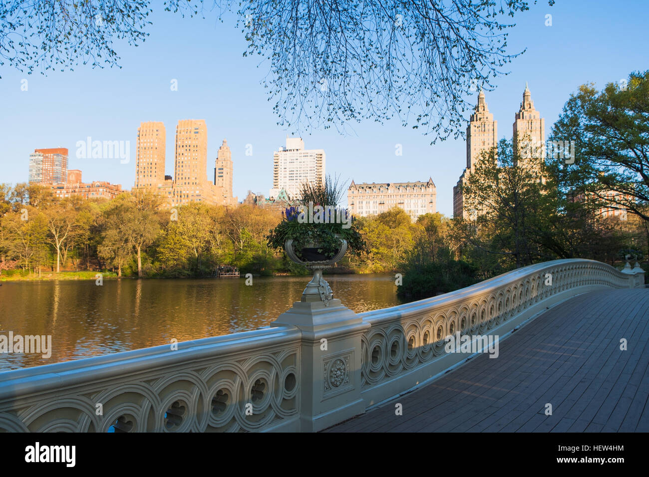 Blick auf See von Bogenbrücke, Central Park, New York, USA Stockfoto