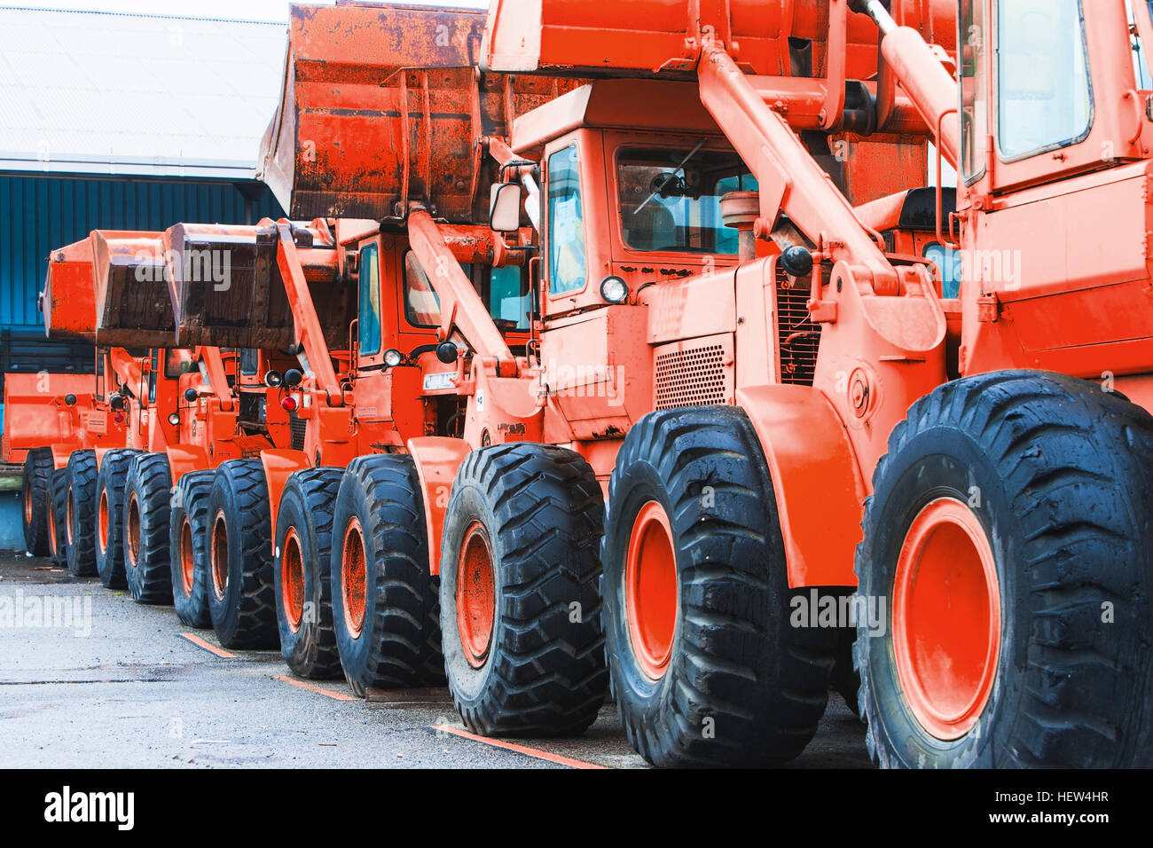 Reihe von geparkten red Bulldozer LKW Stockfoto