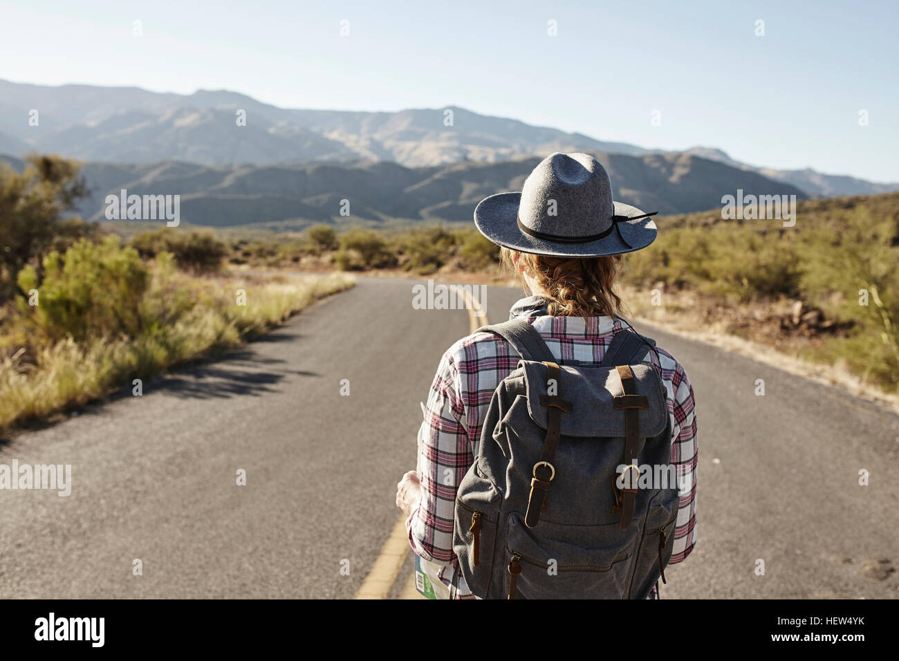 Frau im Wüstenstraße, vorausschauend, Sedona, Arizona, USA Stockfoto